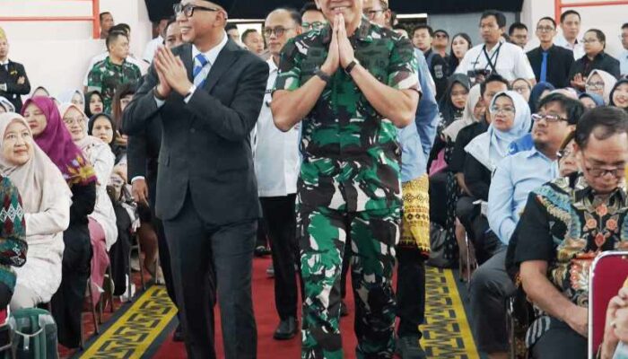 Presiden Prabowo Lantik Mantan Pangdam XXI Radin Inten Letjen Kristomei Sianturi Menjadi Kepala BNPB