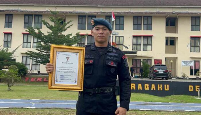 Brimob Polda Lampung Berikan Penghargaan untuk Bripda Abdul Razak Suryaatmadja Anggota Berprestasi Pada Saat Apel Siaga 