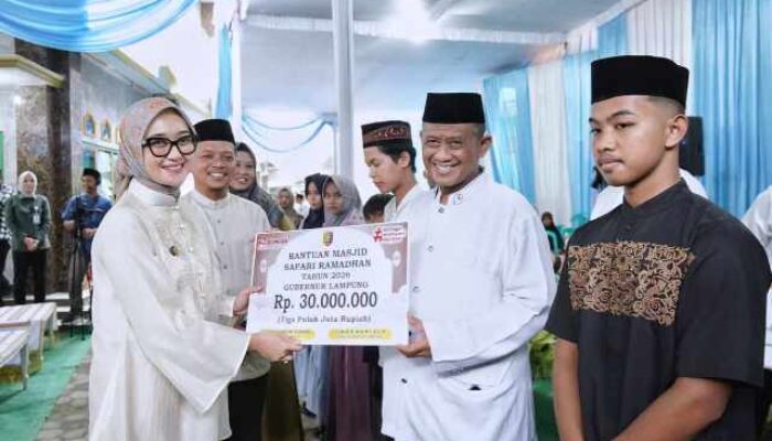 Wagub Lampung Jihan Nurlela Safari Ramadan di Pringsewu Bagikan Sembako