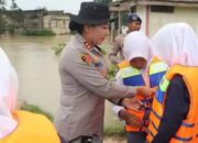 Kapolres Lampung Timur AKBP Heti Patmawati Siagakan Polisi Bantu Penyebrangan Warga dan Anak Sekolah di Sungai Way Bungur