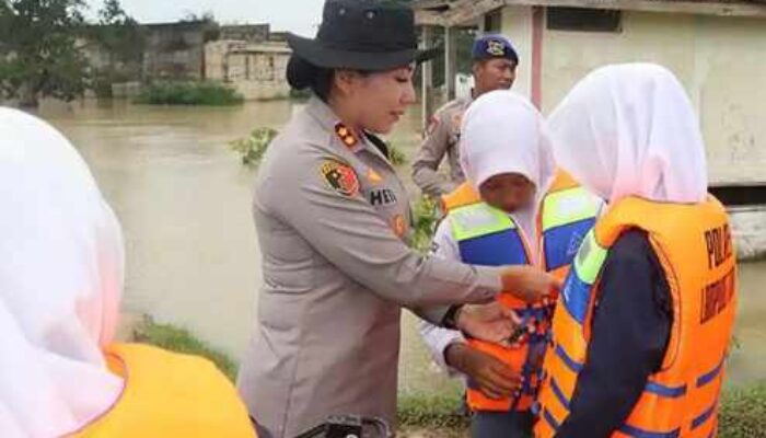 Kapolres Lampung Timur AKBP Heti Patmawati Siagakan Polisi Bantu Penyebrangan Warga dan Anak Sekolah di Sungai Way Bungur