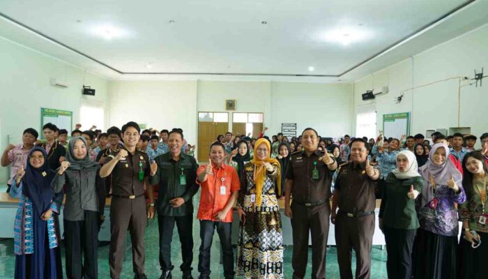 Kejati Lampung Tanamkan Wawasan Kebangsaan Hingga Pencegahan Kenakalan Remaja Kepada Siswa SMKN 1 Bandar Lampung