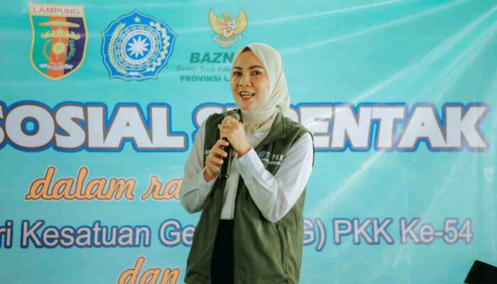 Batin Wulan Istri Gubernur Lampung Rayakan HKG PKK ke-54 dan Serangkaian HUT ke-62 Provinsi Lampung dengan Berbagi 