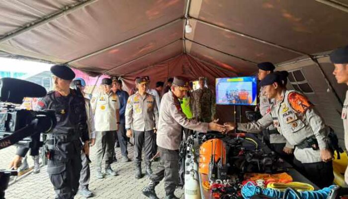 Kapolri Tinjau Kesiapan Posko Siaga SAR Satgas Tanggap Bencana Brimob Polda Lampung di Pelabuhan Bakauheni