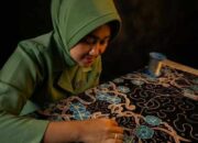 Merajut Benang Emas di Tengah Tugas Negara: Perjalanan Asri Bangkitkan Tapis Lampung