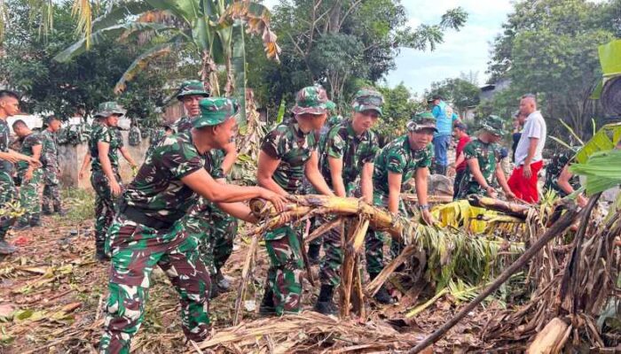 Prajurit Kodam XXI Radin Inten Grebek Sungai di Bandar Lampung