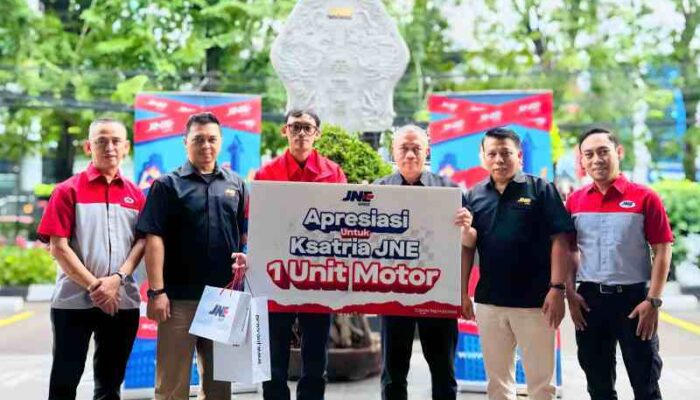 JNE Kecam Aksi Pembegalan Kurir di Bandung, Presiden Direktur JNE M Feriadi Soeprapto Berikan Motor untuk Ksatria JNE