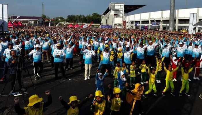 Mendikdasmen Abdul Mu’ti Bersama 24 Ribu Siswa di Pamekasan Pecahkan Rekor MURI Senam Anak Indonesia Sehat Peringatan Hardiknas 2026