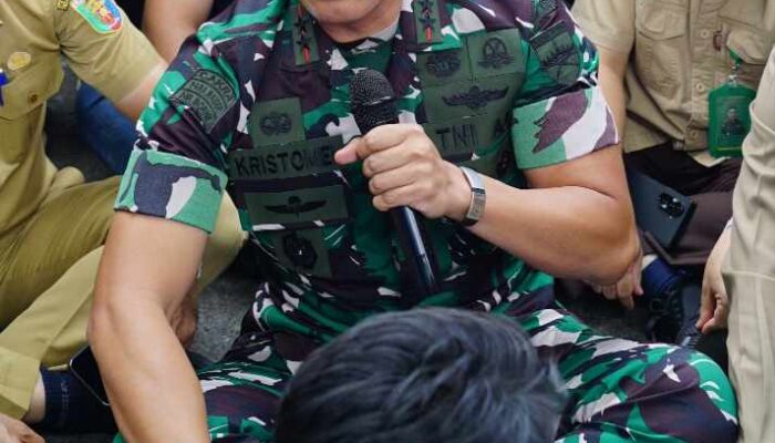 Pangdam XXI Raden Inten Mayjen TNI Kristomei Sianturi Dialog Tanpa Jarak saat Mahasiswa Sampaikan Aspirasi