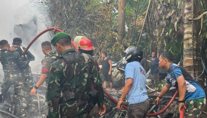 Gerak Cepat TNI Padamkan Kebakaran Rumah Warga di Tanggamus dengan Kerugian Ditaksir Rp 300 Juta