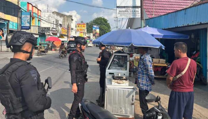 Gegana Brimob Polda Lampung Sisir Masjid Hingga Pasar untuk Mencegah Potensi Kriminalitas